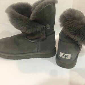 UGG Boots s/n 5803 - Size 9